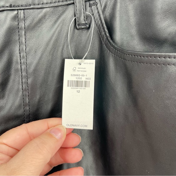 Old Navy Higher High-Waisted Faux-Leather Cropped Flare Pants - Picture 6 of 13